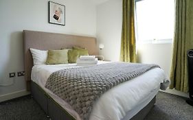 Stylish 2-Bed Apartment, Free Parking, Walk To Hospital & Uni